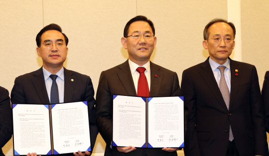 국민의힘 주호영 원내대표와 더불어민주당 박홍근 원내대표가 22일 오후 서울 여의도 국회에서 열린 내년 예산안·세법 일괄 합의 발표 기자회견에서 합의문을 들고 포즈를 취하고 있다. 왼쪽부터 더불어민주당 박홍근 원내대표, 국민의힘 주호영 원내대표, 추경호 경제부총리. [연합뉴스]